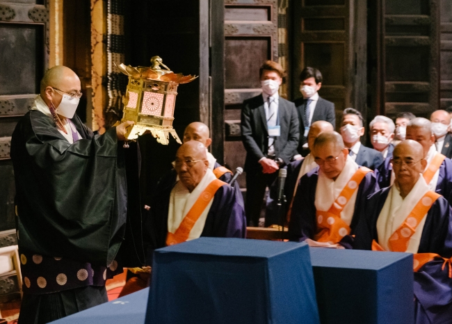 滋賀京都にまたがる比叡山から、すべての人々の安寧と平和を祈り、1200年の“不滅の法灯” 令和の分灯式 厳粛に。