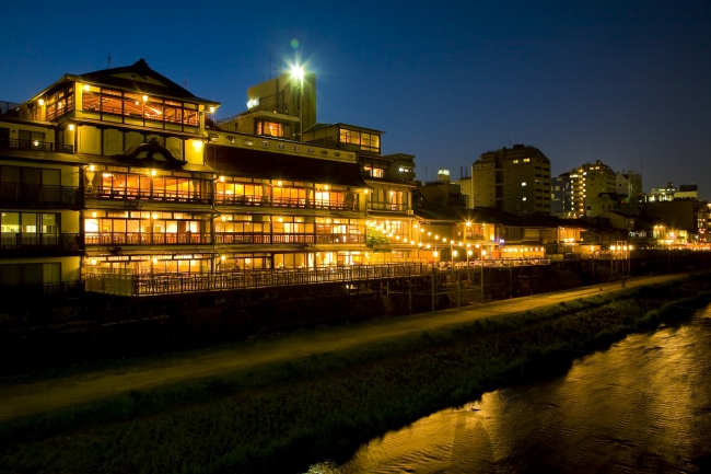 鮒鶴京都鴨川リゾートが屋外テラス「KAMOGAWA 天空テラス」を期間限定オープン！