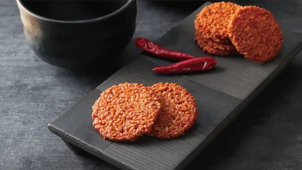 日本三大七味の一軒、京都清水の七味家本舗の七味を使用した煎餅が登場！