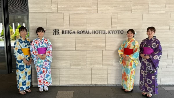 【リーガロイヤルホテル京都】衹園祭の期間中 フロントスタッフが浴衣でおもてなし