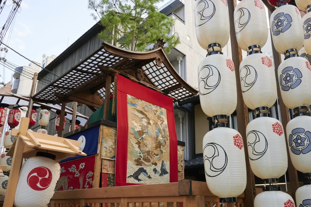 株式会社ひらまつ（本社：東京都渋⾕区、代表取締役社⻑: 三須 和泰、以下、ひらまつ）が運営する「THE HIRAMATSU 京都」では、7月のひと月にわたり開催される八坂神社の祭礼「祇園祭」の期間中、ふたつのレストランにて宿泊以外のお客様にもご利用いただける2週間限定でランチタイムの営業をいたします。京都の夏の伝統的な祭事に訪れる皆様の憩いの場として、ふたりの料理長とパティシエが、夏の暑さを凌ぎ、1日を元気に過ごせるような美味しい一皿をご用意してお待ちしています。