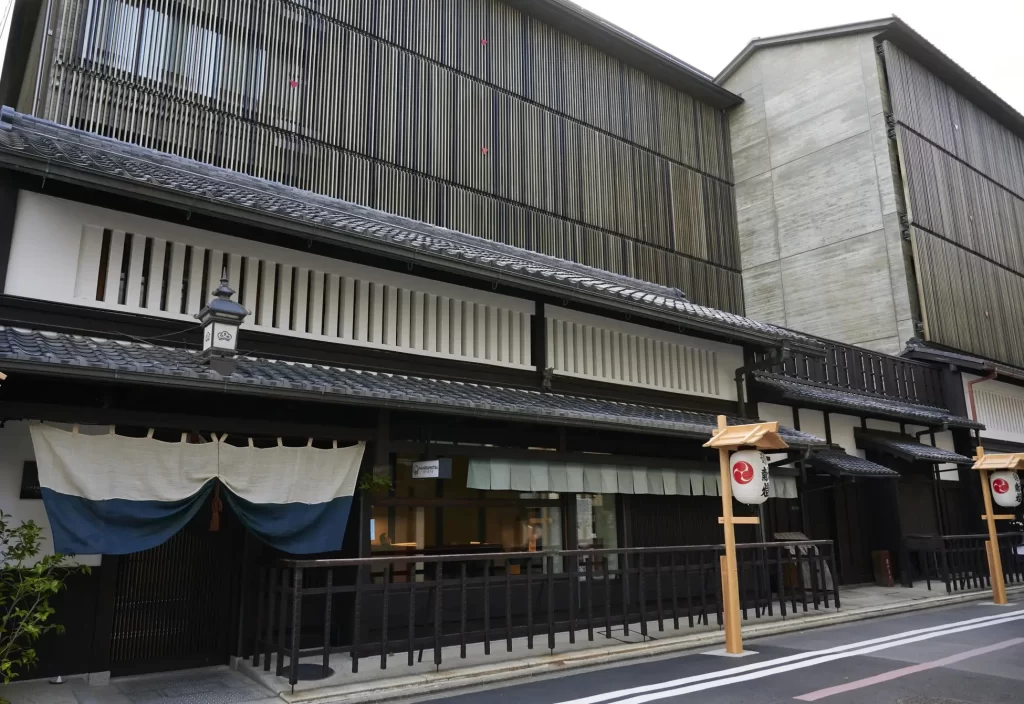 株式会社ひらまつ（本社：東京都渋⾕区、代表取締役社⻑: 三須 和泰、以下、ひらまつ）が運営する「THE HIRAMATSU 京都」では、7月のひと月にわたり開催される八坂神社の祭礼「祇園祭」の期間中、ふたつのレストランにて宿泊以外のお客様にもご利用いただける2週間限定でランチタイムの営業をいたします。京都の夏の伝統的な祭事に訪れる皆様の憩いの場として、ふたりの料理長とパティシエが、夏の暑さを凌ぎ、1日を元気に過ごせるような美味しい一皿をご用意してお待ちしています。