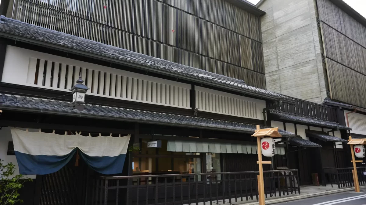 株式会社ひらまつ（本社：東京都渋⾕区、代表取締役社⻑: 三須 和泰、以下、ひらまつ）が運営する「THE HIRAMATSU 京都」では、7月のひと月にわたり開催される八坂神社の祭礼「祇園祭」の期間中、ふたつのレストランにて宿泊以外のお客様にもご利用いただける2週間限定でランチタイムの営業をいたします。京都の夏の伝統的な祭事に訪れる皆様の憩いの場として、ふたりの料理長とパティシエが、夏の暑さを凌ぎ、1日を元気に過ごせるような美味しい一皿をご用意してお待ちしています。