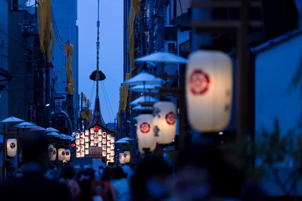 株式会社ひらまつ（本社：東京都渋⾕区、代表取締役社⻑: 三須 和泰、以下、ひらまつ）が運営する「THE HIRAMATSU 京都」では、7月のひと月にわたり開催される八坂神社の祭礼「祇園祭」の期間中、ふたつのレストランにて宿泊以外のお客様にもご利用いただける2週間限定でランチタイムの営業をいたします。京都の夏の伝統的な祭事に訪れる皆様の憩いの場として、ふたりの料理長とパティシエが、夏の暑さを凌ぎ、1日を元気に過ごせるような美味しい一皿をご用意してお待ちしています。