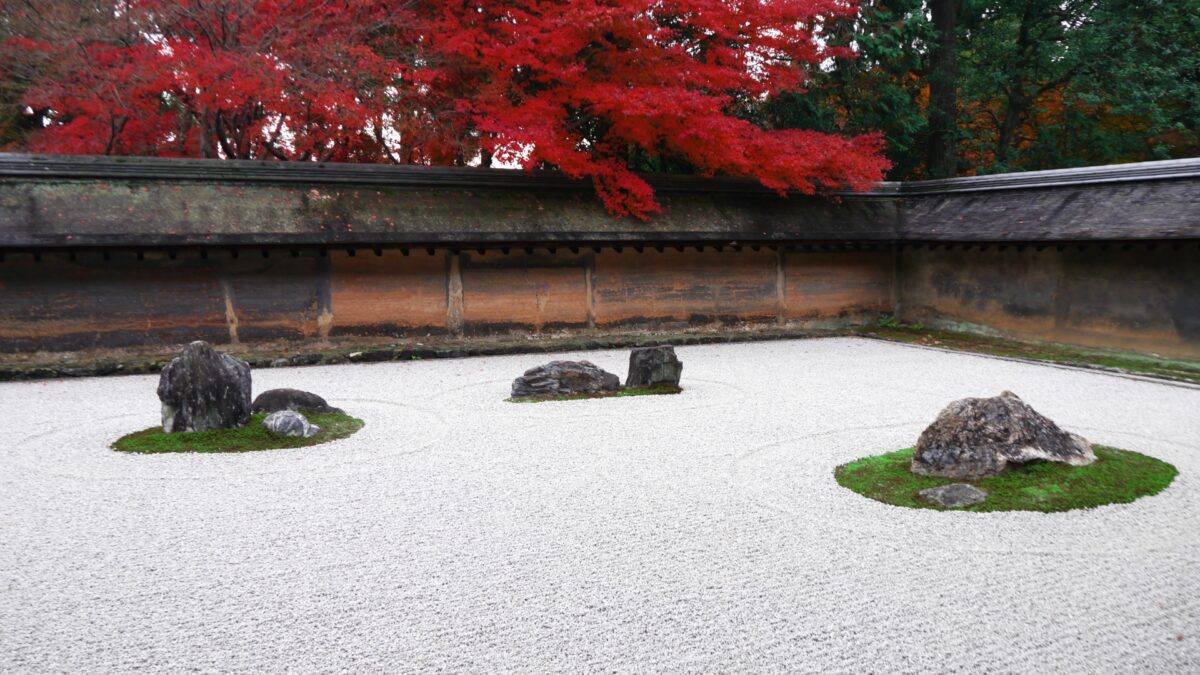 【京都の紅葉バスツアー】 祇王寺＋龍安寺＋金閣寺