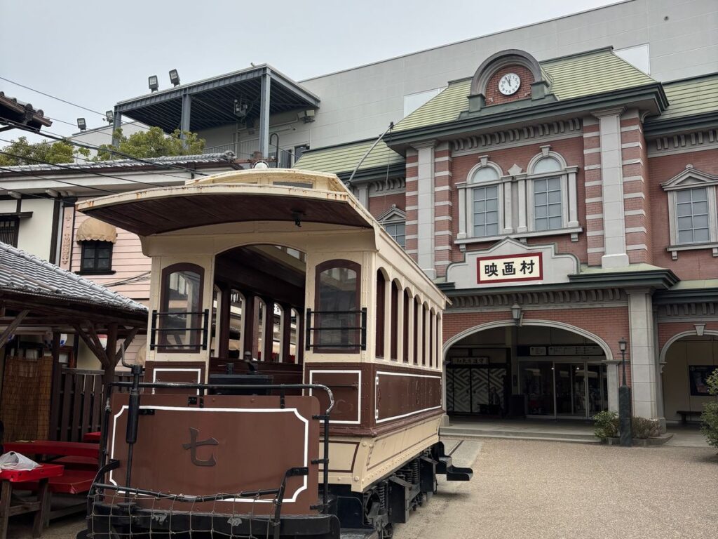 嵐電1日フリーきっぷ＋東映太秦映画村の入村券 ＜利用可能区間：嵐セット割引券／利用可能区間：嵐電 嵐山本線・北野線 全線＞