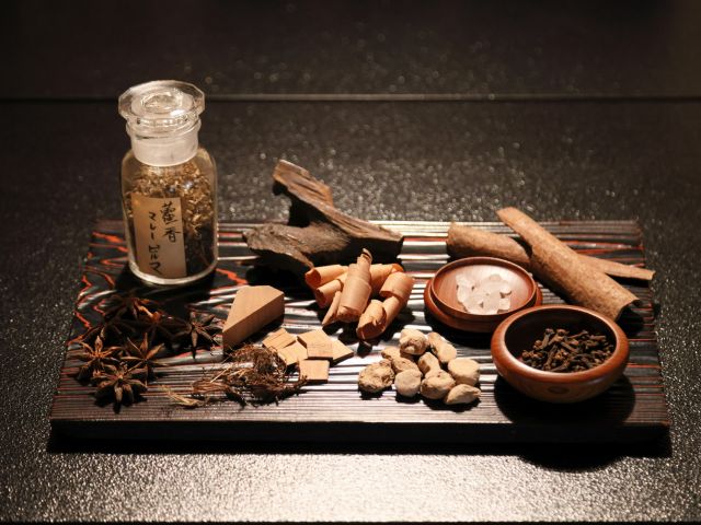 天然の香木と漢方生薬のオーガニック材料で塗香体験