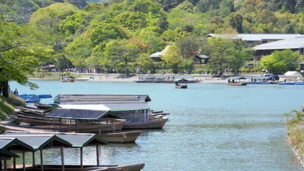 ★【嵐山屋形船・食事付き】京都・嵐山 貸切屋形船 水面から季節を楽しむ優雅な舟遊び＜牛すき焼き or 牛豚しゃぶしゃぶ／1時間貸切＞