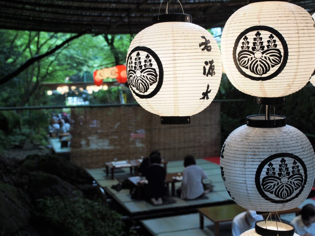 【京都駅発 川床バスツアー】貴船「右源太」川床料理 夏の涼を感じる贅沢な夕食プラン