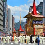 ★【京都 祇園祭バスツアー】圧巻の山鉾巡行（前祭）と八坂神社（2026/7/17）＜昼食付／京都駅発＞