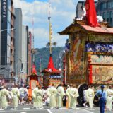 ★【京都 祇園祭バスツアー】圧巻の山鉾巡行（前祭）と八坂神社（2026/7/17）＜昼食付／京都駅発＞