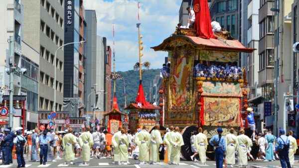 ★【京都 祇園祭バスツアー】圧巻の山鉾巡行（前祭）と八坂神社（2026/7/17）＜昼食付／京都駅発＞