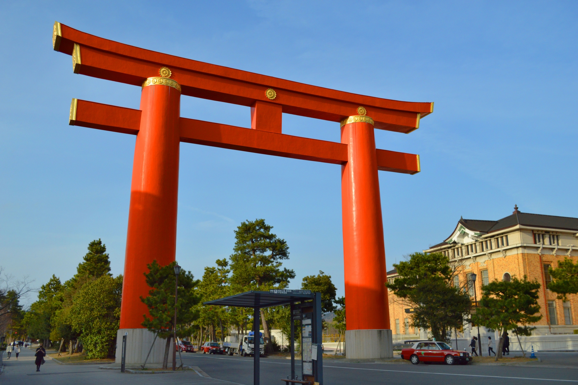 【京都駅発 五山送り火鑑賞バスツアー】平安神宮＋上賀茂神社＋点火前の五山案内＋嵐山＋大文字鑑賞