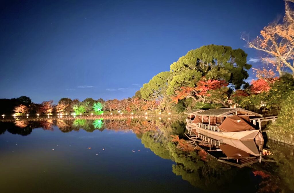 【京都 嵯峨の送り火バスツアー】大覚寺 夜間特別拝観「宵弘法（万灯会）」先祖を敬い霊を送る＜2026/8/20＞