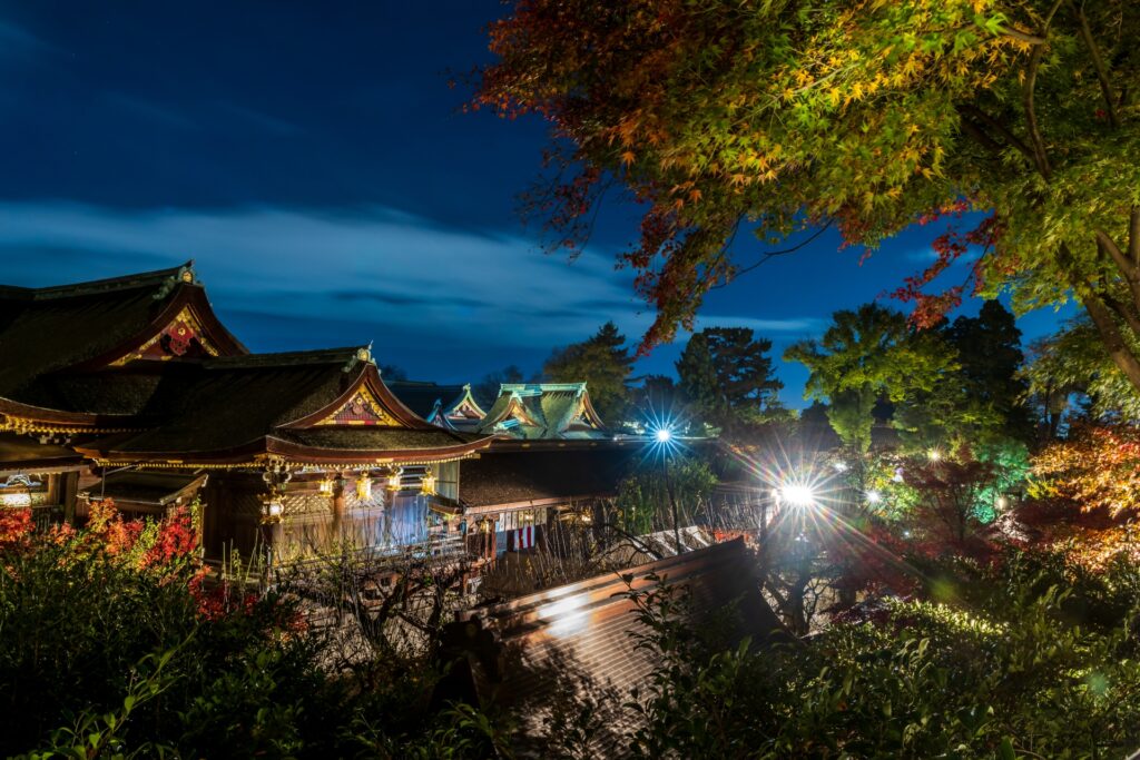 【京都 夜のバスツアー】夜の夏の旅 北野天満宮 御手洗川足つけ燈明神事と大谷祖廟「東大谷万灯会」＜2026/8/14＞