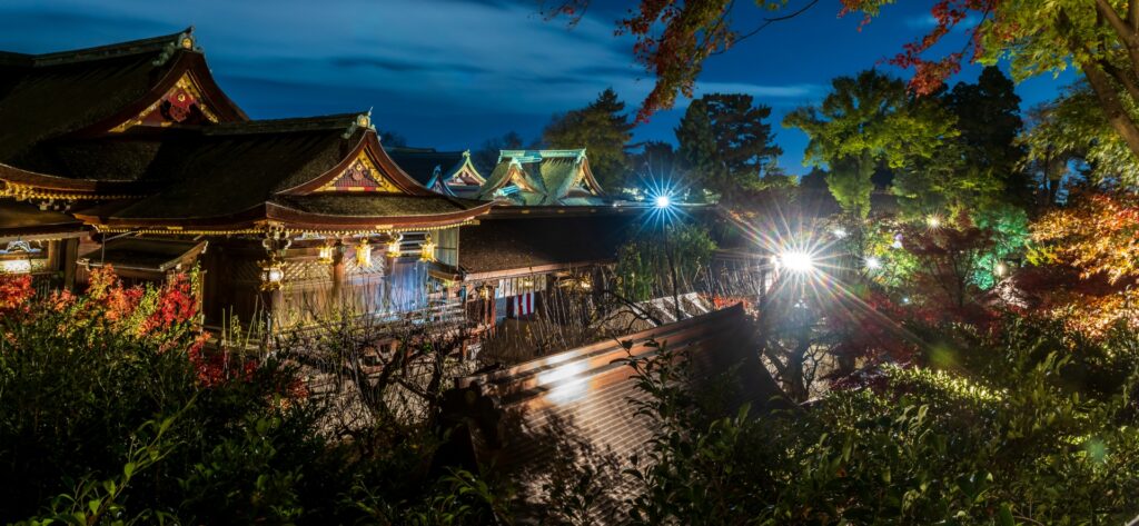 【京都 夜のバスツアー】夜の夏の旅 北野天満宮 御手洗川足つけ燈明神事と大谷祖廟「東大谷万灯会」＜2026/8/14＞