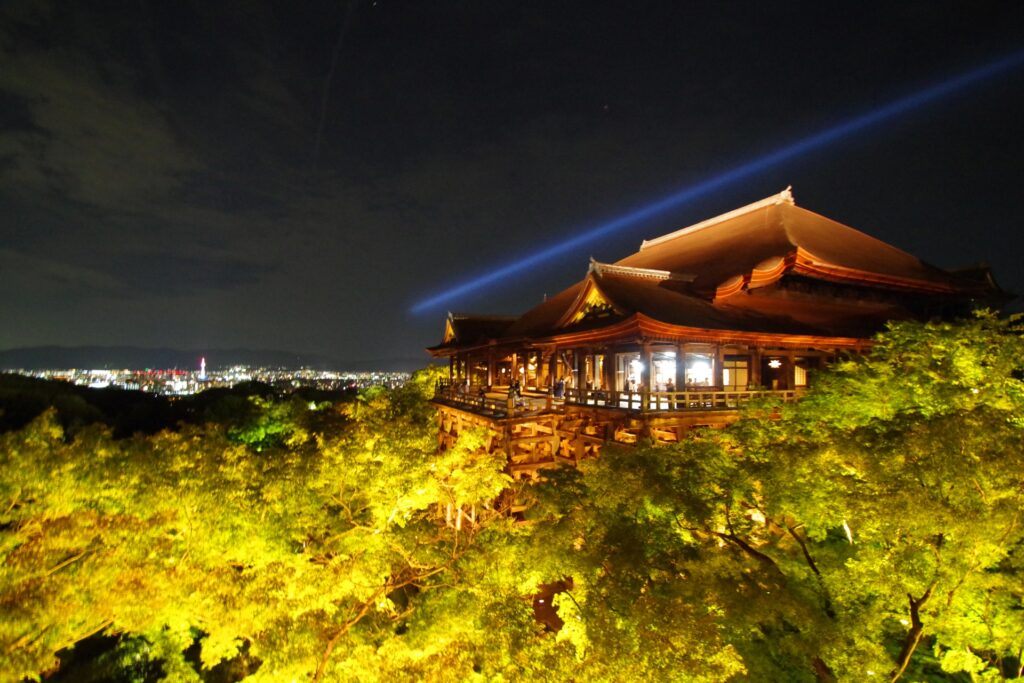 【京都 ライトアップバスツアー】清水寺千日詣と高台寺の夜間拝観＜2026/8/14・15＞