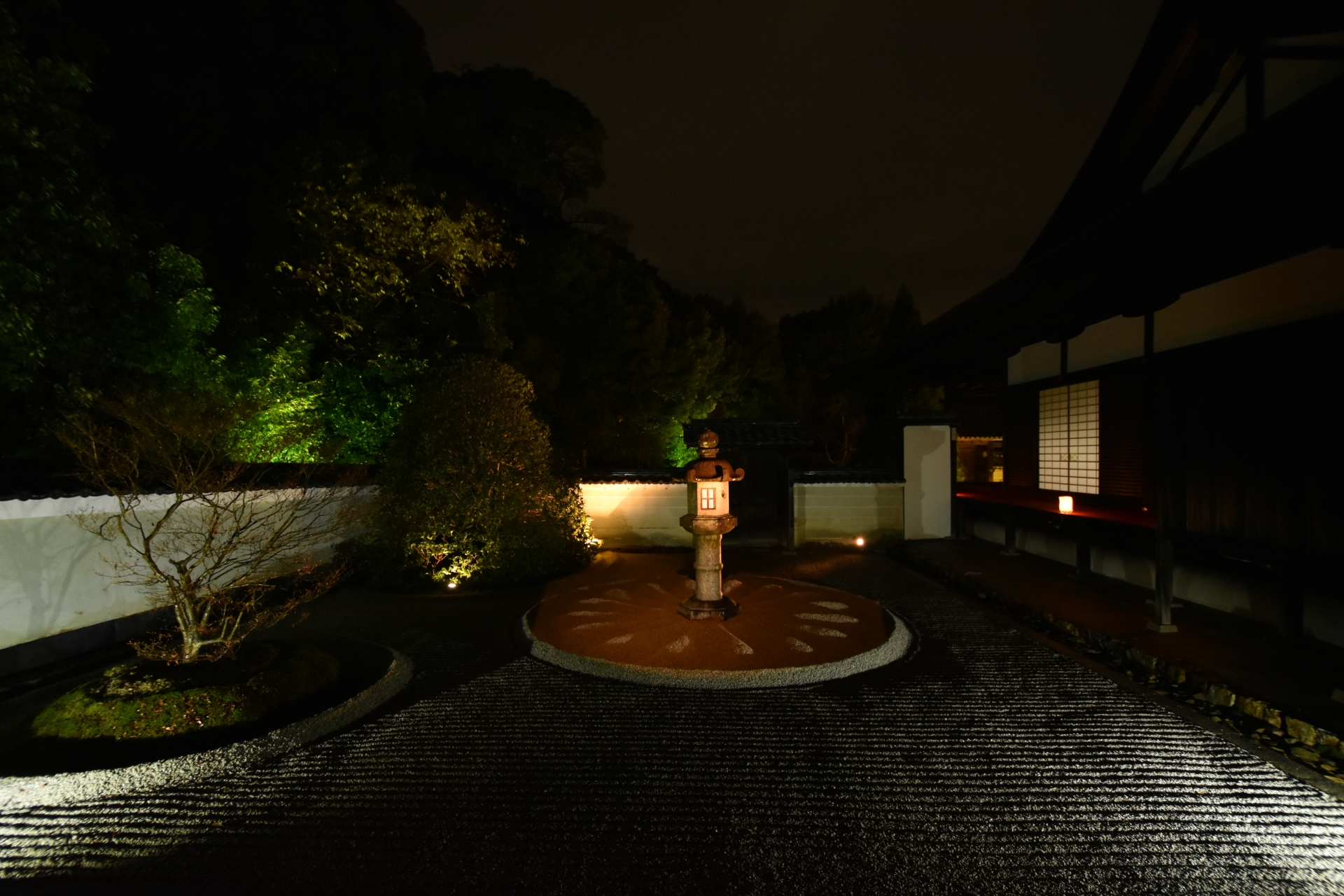 【京都 夜のバスツアー】中秋の名月 御寺泉涌寺別院「お月見の会」バスツアー 特別拝観やライトアップされた庭園も