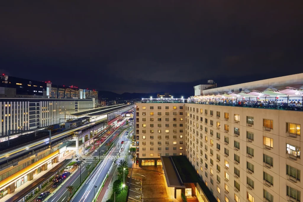 【都ホテル 京都八条】ホテル屋上で楽しむ「スカイビアガーデン」